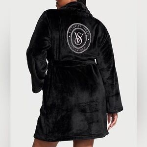 NWT VICTORIAS SECRET COZY SHORT PLUSH EMBOSSED LOGO ROBE BLACK M/L